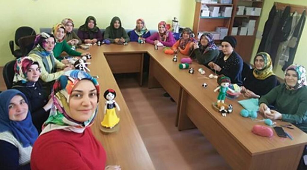 Ladik'te kadınlara şiş örücülüğü kursu