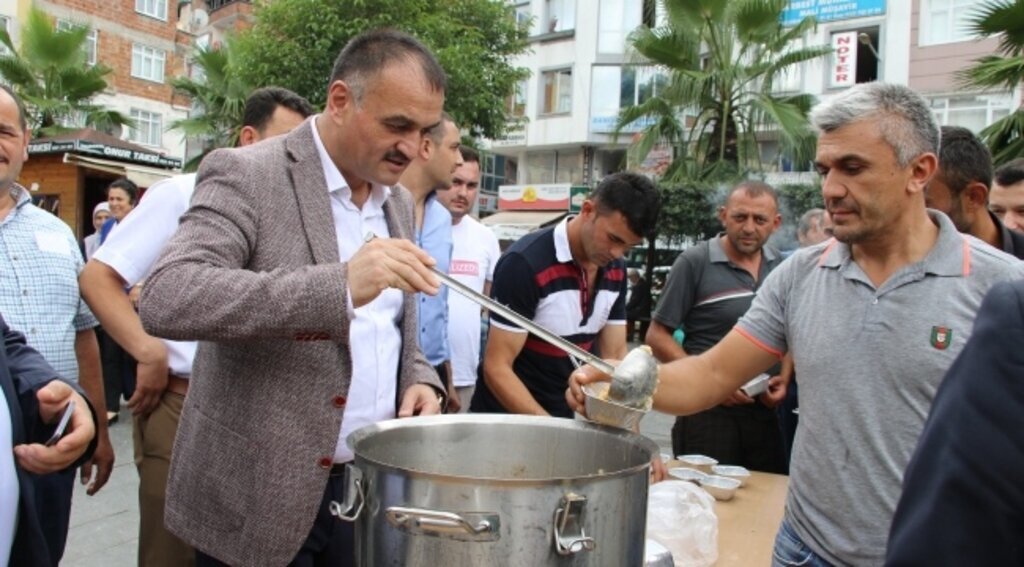 Başkan Akgül aşure dağıttı