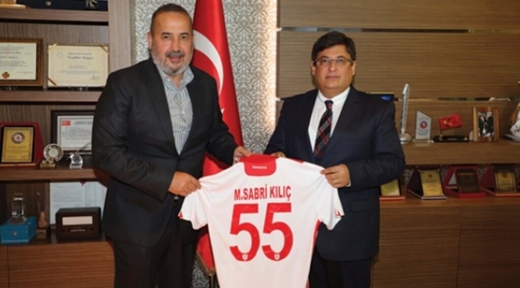 Başkan Uyanık'tan Topçu Albay Üstün ve Cumhuriyet Başsavcısı Kılıç’a forma