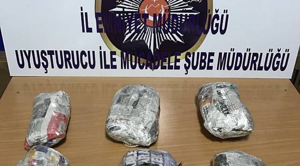 Çantadan 2.5 kilo esrar çıktı 2 kişi gözaltına alındı