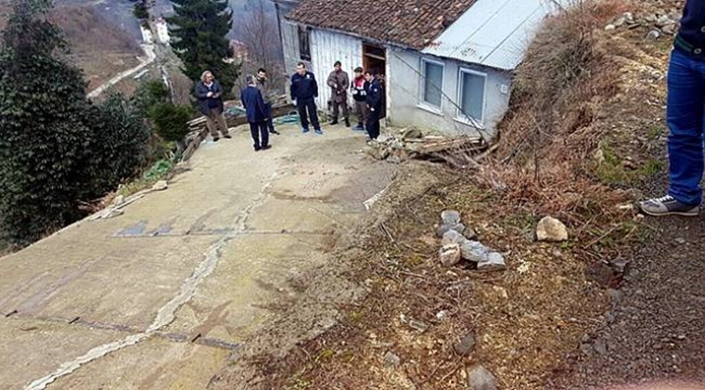 Cinnet getiren şahıs annesi ile 3 kardeşini silahla vurarak öldürdü