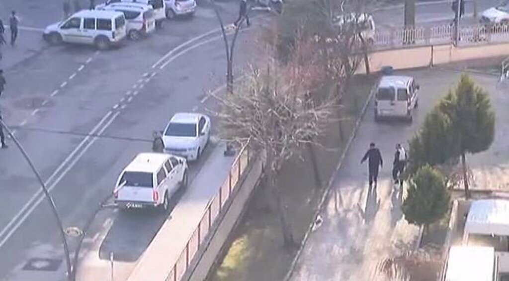 Gaziantep Emniyet Müdürlüğü önünde silahlı çatışma