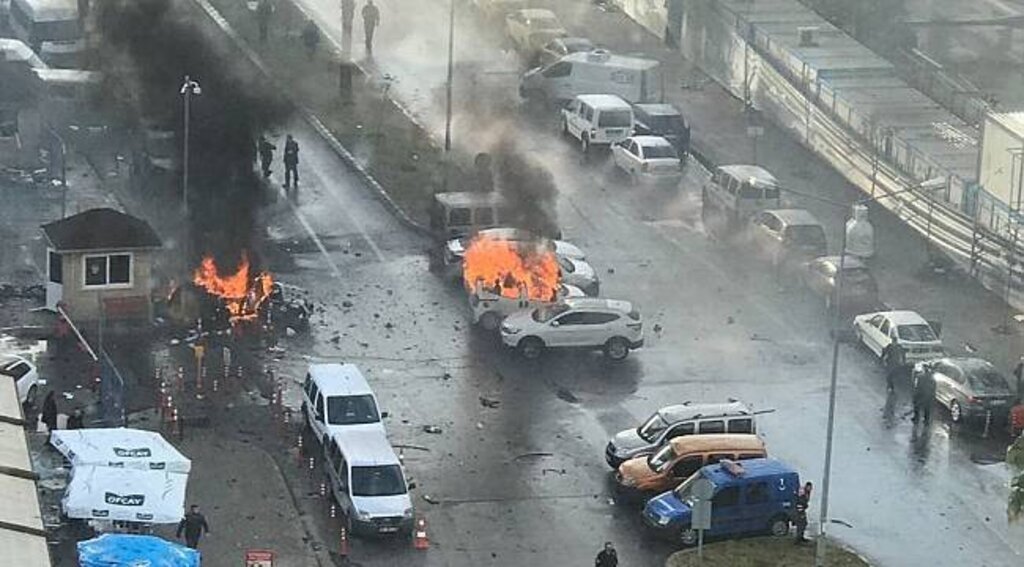 İzmir'de Adliye Önünde Bomba Yüklü Araçla Saldırı: Biri Polis, 2 Şehit