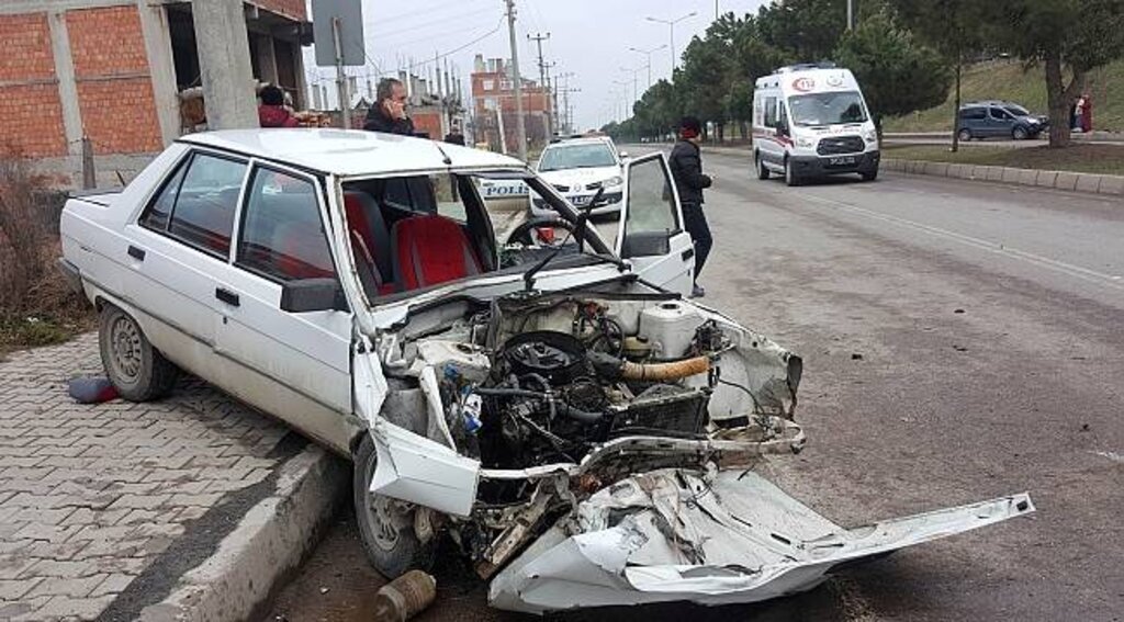 Otomobil ağaca çarptı: 1'i ağır 2 yaralı