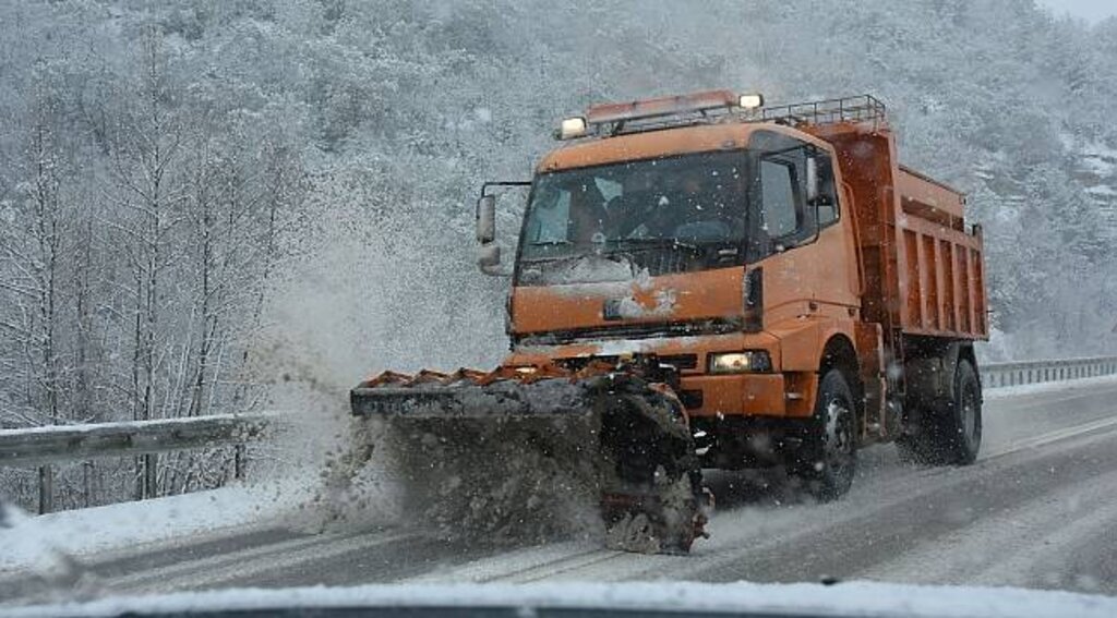 Sinop’ta yoğun kar yağışı sürücülere zor anlar yaşattı