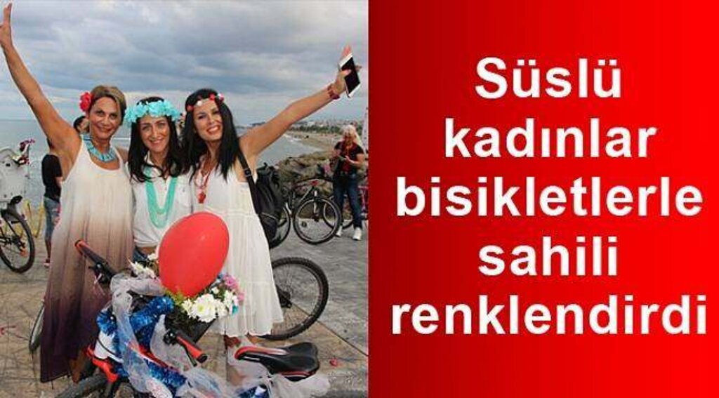 Süslü kadınlardan sahilde bisiklet turu