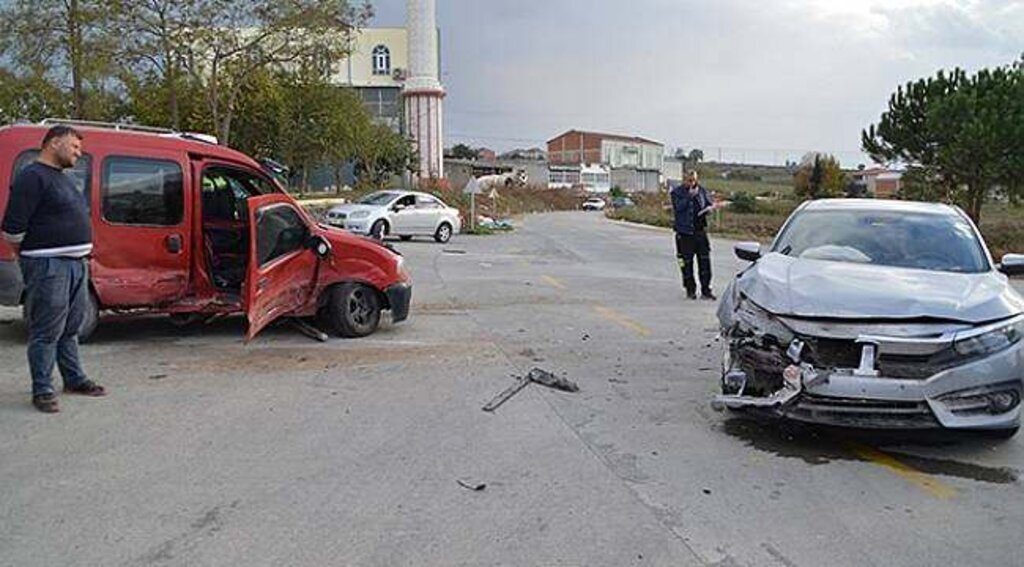 Otomobil ile kamyonet çarpıştı: 2 yaralı
