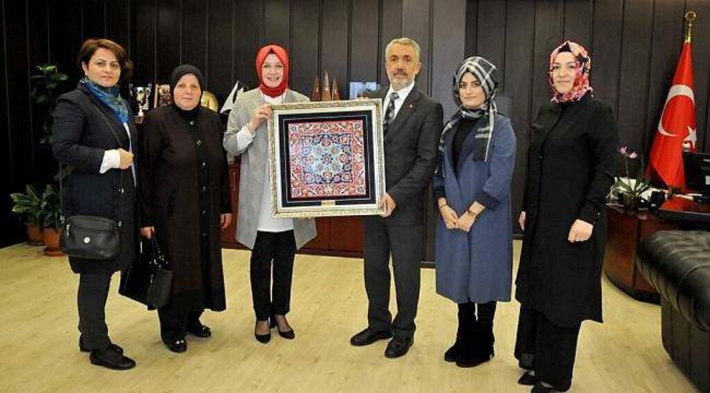 SAMSUN HABER - Kadınlardan Rektör Bilgiç'e çini tablo hediyesi