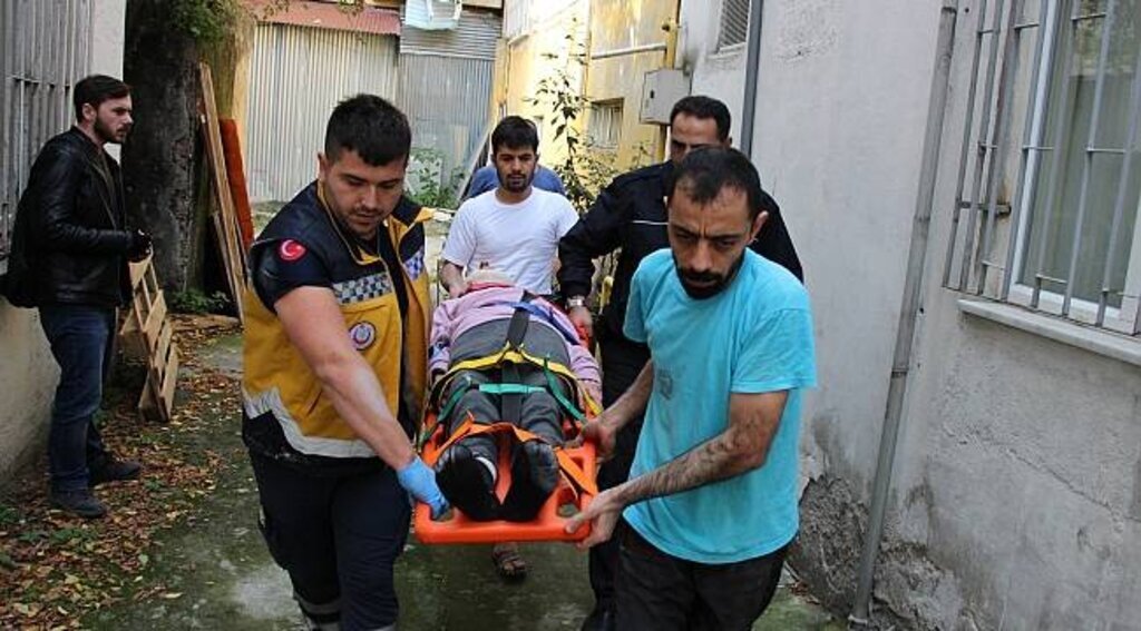 Çatısını onaran yaşlı adam az daha canından oluyordu
