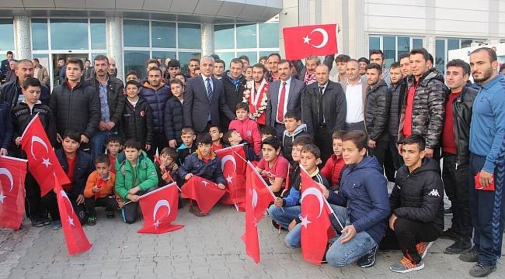 Dünya üçüncüsü güreşçiye Samsun'da coşkulu karşılama