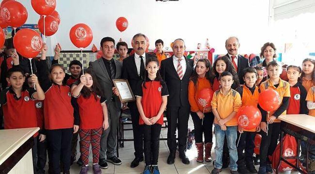 İlkokul öğrencileri harçlıklarını Mehmetçik Vakfı’na bağışladı