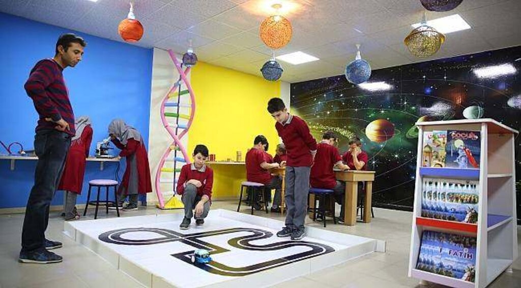 Öğrencilerin merak duygularını harekete geçiren bilim sınıfı