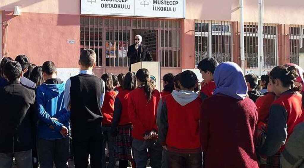Okulda ‘Dağ Köylü Fatma Çavuş’u imzaladı