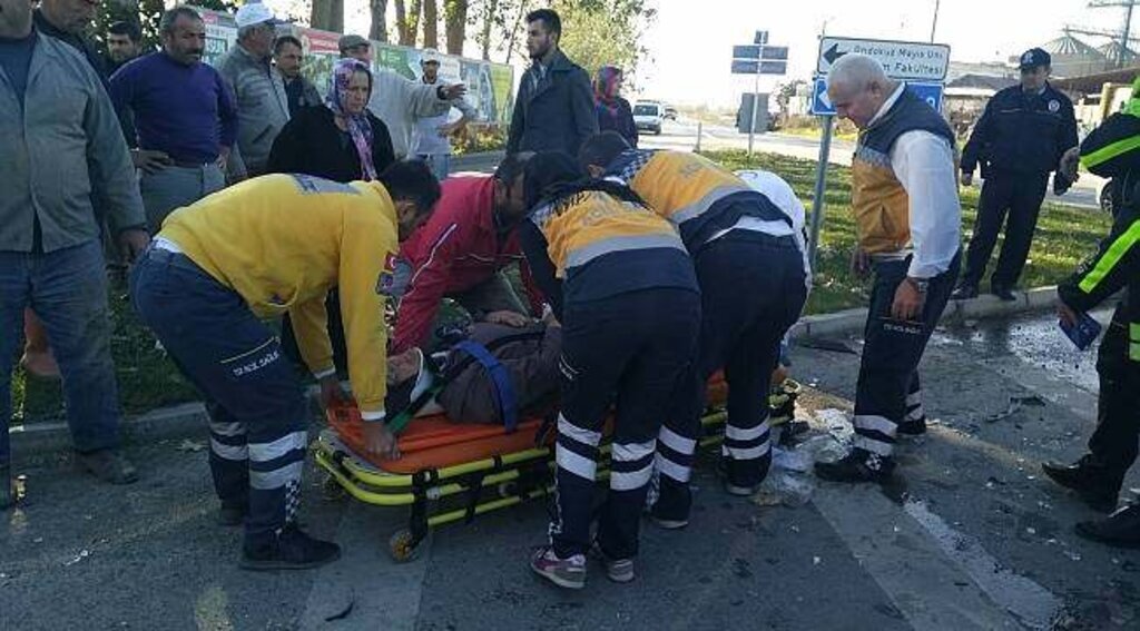 SAMSUN HABER - Kamyonet ile otomobil çarpıştı: 4 yaralı