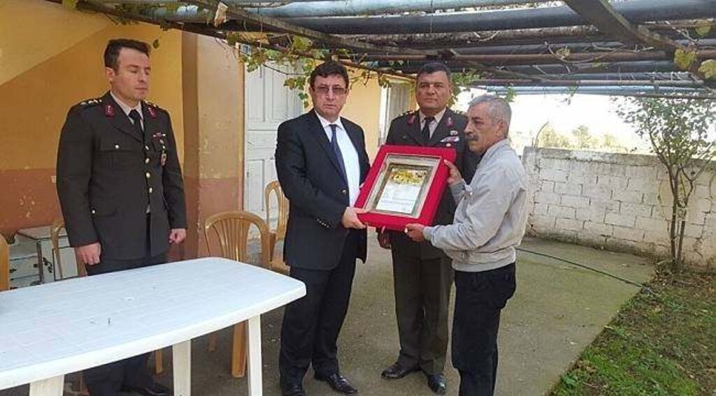 Şehidin babasına şehadet belgesi verildi