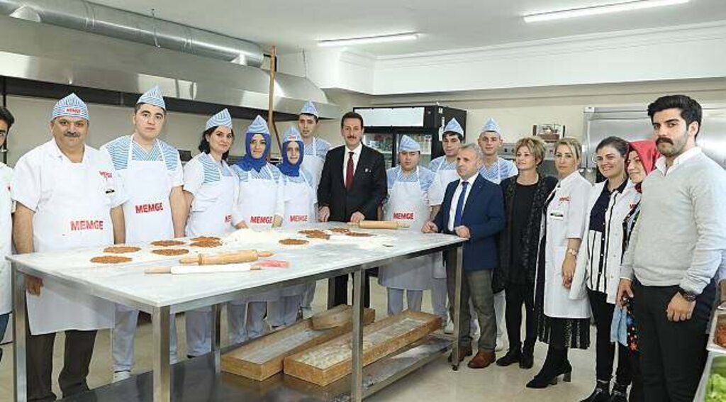 Tok, lahmacun pişirdi