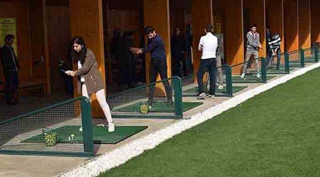 Üniversite öğrencilerinin golf keyfi