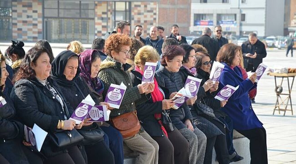Çocuk istismarını kitap okuyarak protesto ettiler