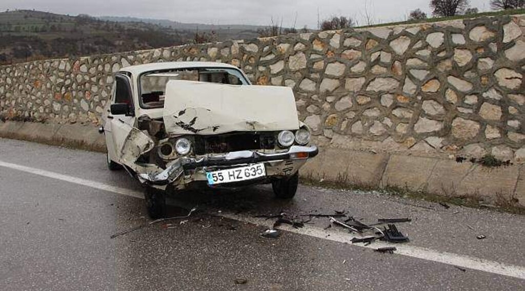 Samsun'da otomobil ile traktör çarpıştı: 3 yaralı