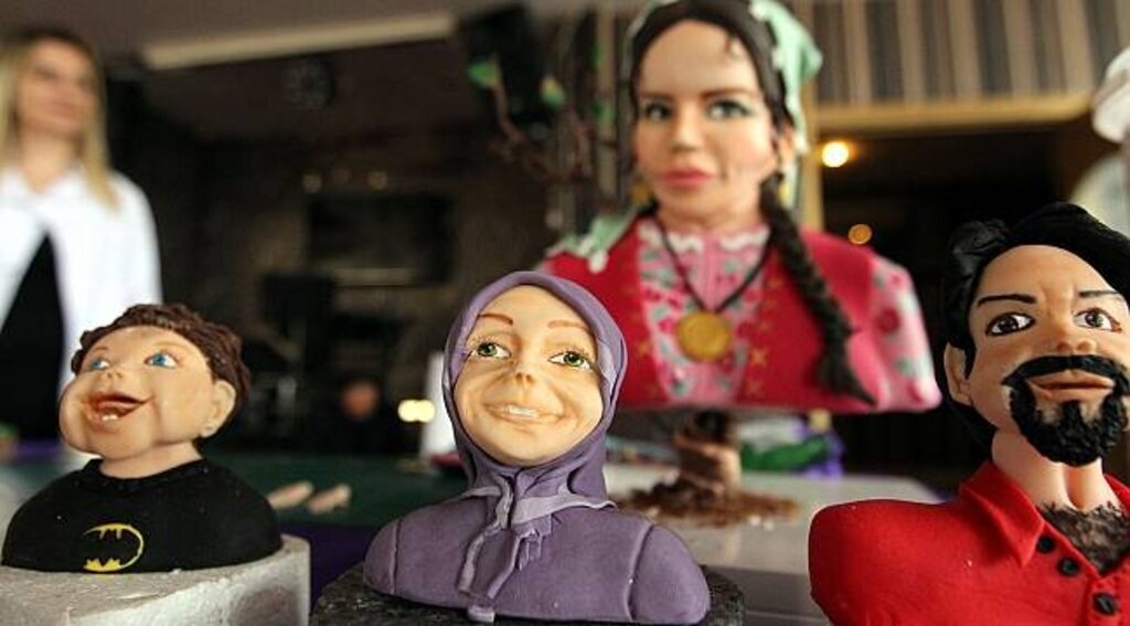 Anne ve babasının şeker hamurundan büstünü yaptı
