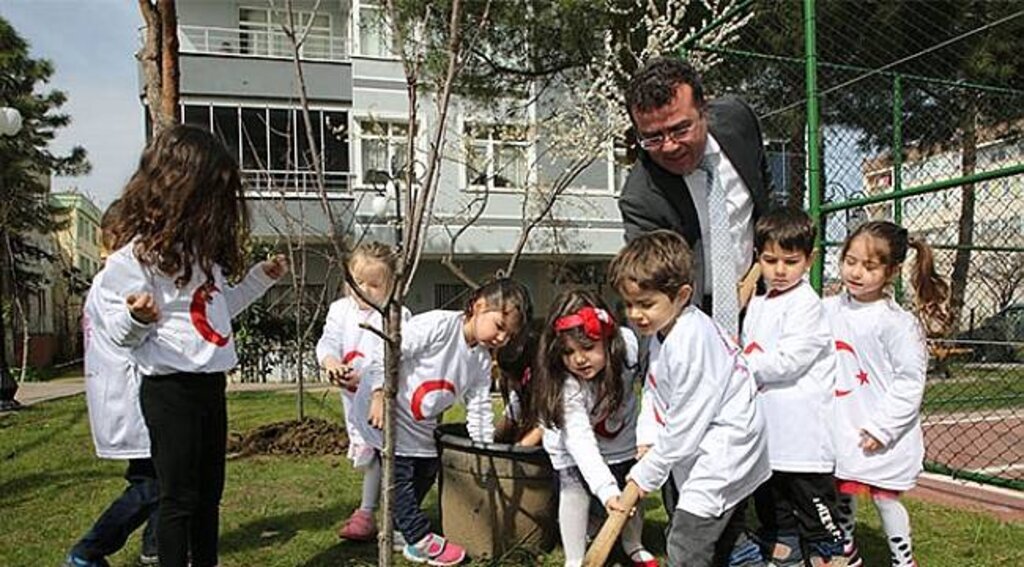 Atakum’da parklara meyve ağacı dikildi