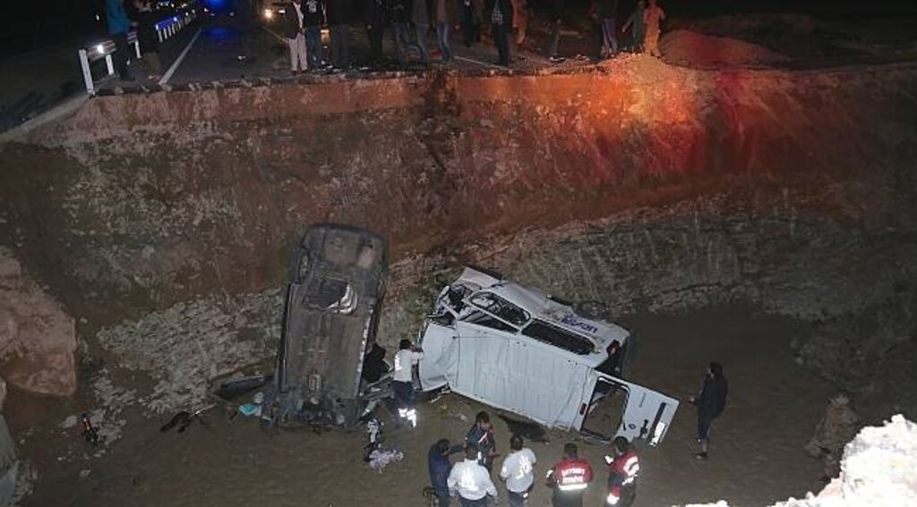 Bayburt'ta iki araç menfez çukuruna düştü: 8 ölü, 4 yaralı