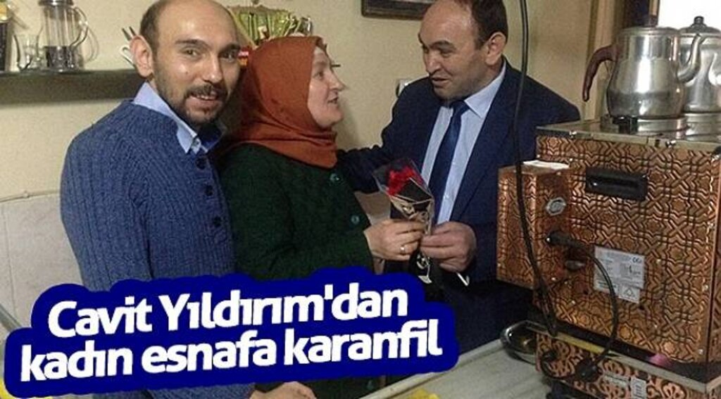 Cavit Yıldırım'dan kadın esnafa karanfil