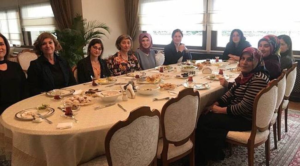 Emine Kaymak şehit eşlerini konuk etti