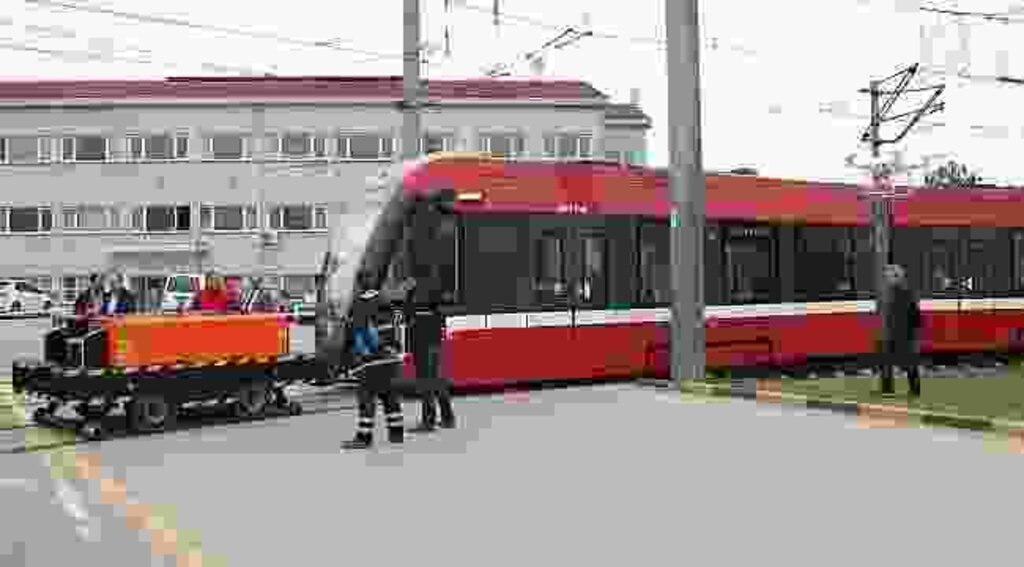 Türk mühendisler tramvaylar için "uzaktan kumandalı çekici" üretti