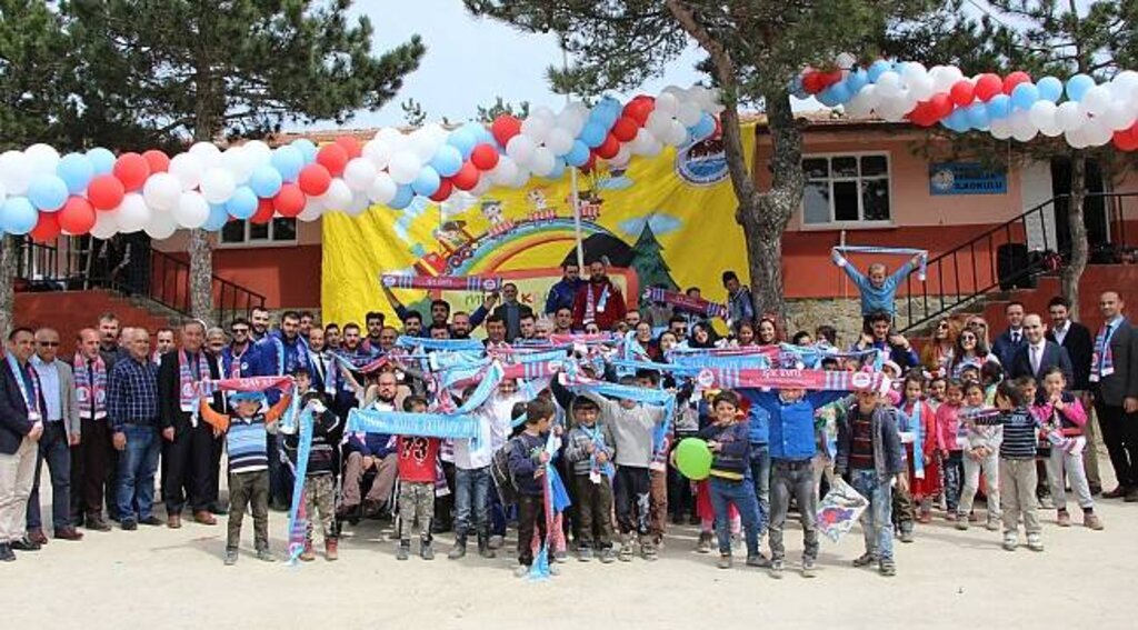 25 gönüllü genç minik kalplere dokundu