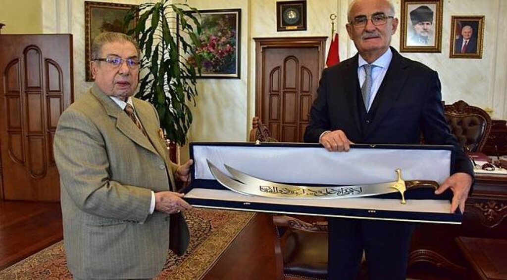 BAŞKAN YILMAZ'A FETİH SURELİ ZÜLFİKAR KILICI HEDİYESİ