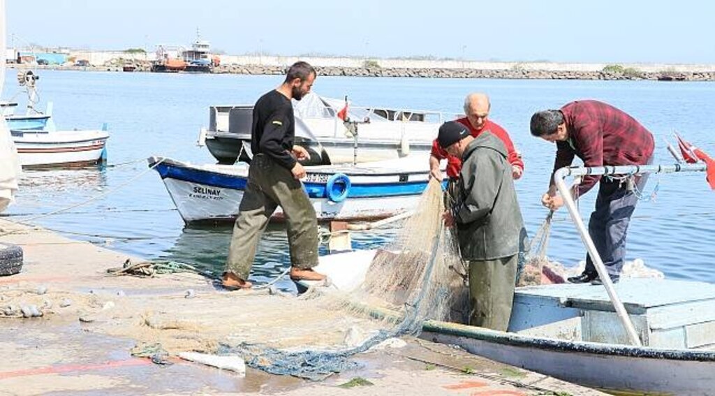 Karadeniz'de balık ağları toplandı