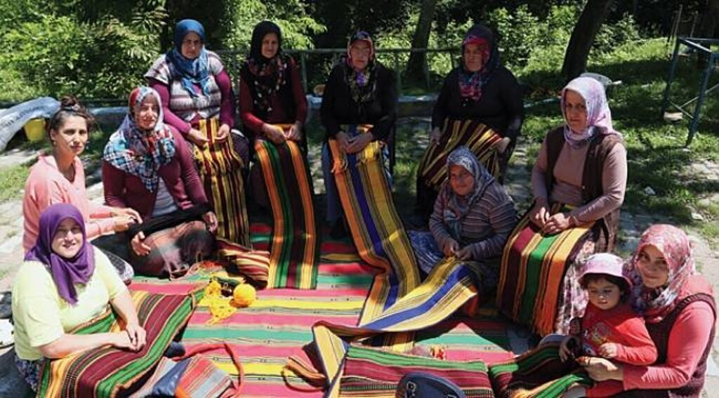 Kadınlar cicim kilimleri için kolları sıvadı