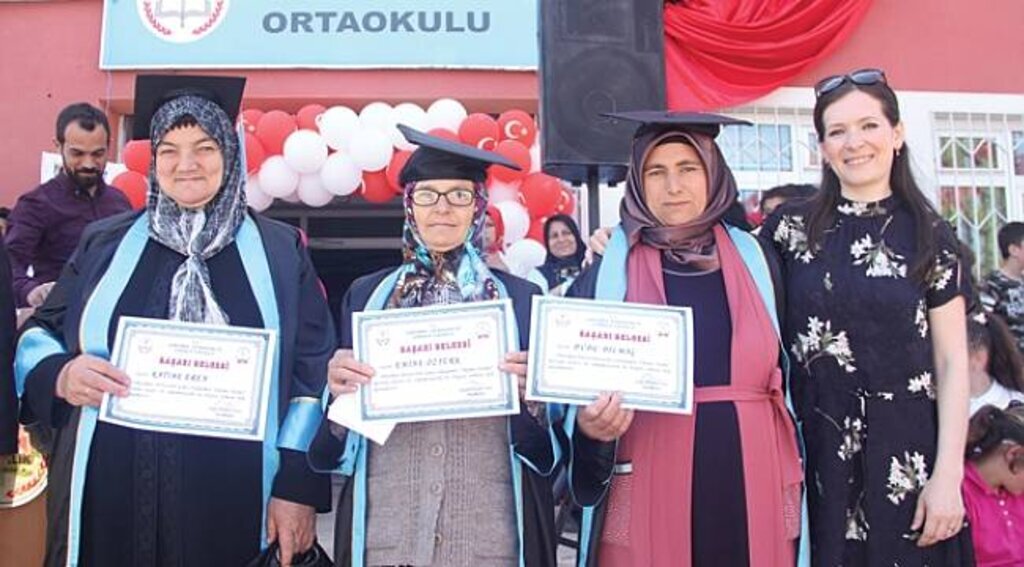 Kadınların mezuniyet gururu