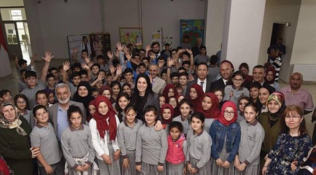 Karaaslan ve Togar resim sergisinde öğrencilerle buluştu