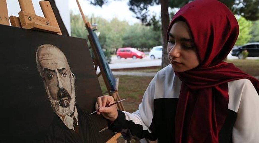 Okul harçlığını yaptığı tablolardan çıkarıyor