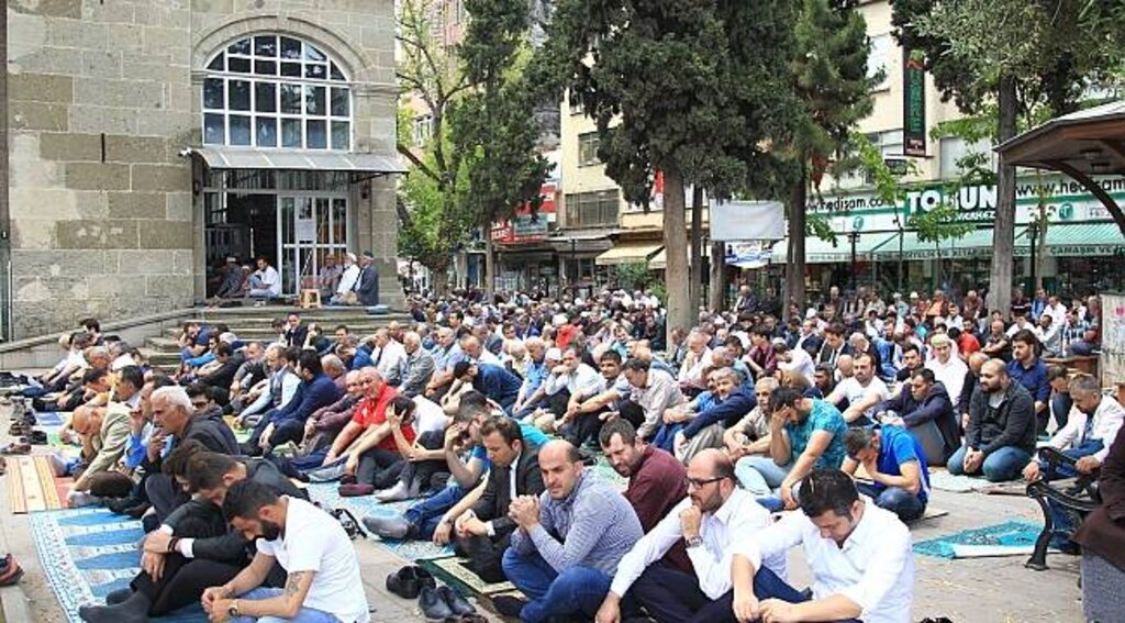 Ramazan'ın ilk cuma namazında camiler doldu taştı