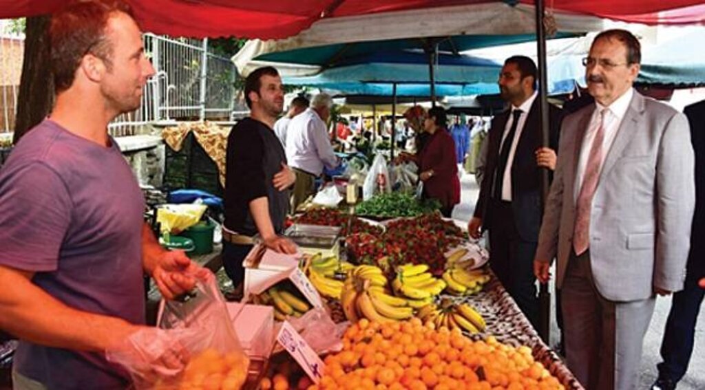Şahin pazarcıların dertlerini dinledi