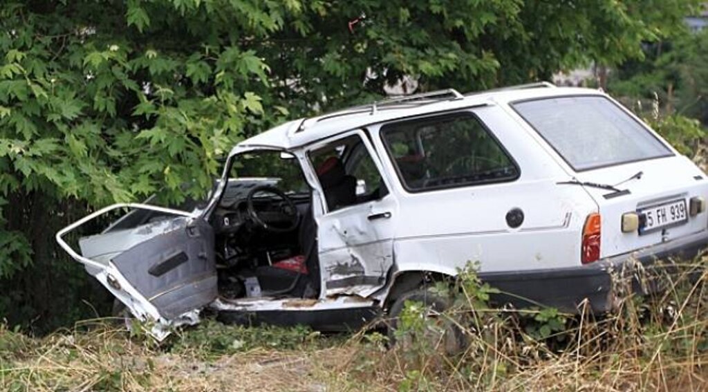 Samsun'da otomobil ağaca çarptı: 1 ölü, 2 yaralı