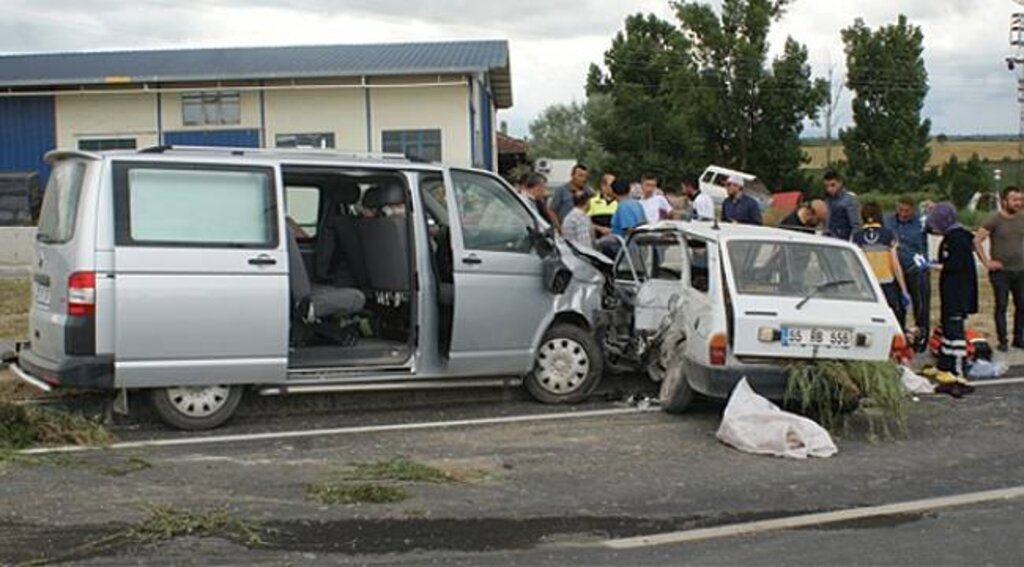 Samsun'da otomobil ile minibüs çarpıştı: 6 yaralı