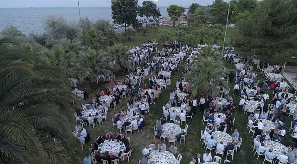 AK Parti'den bin 500 kişiye iftar