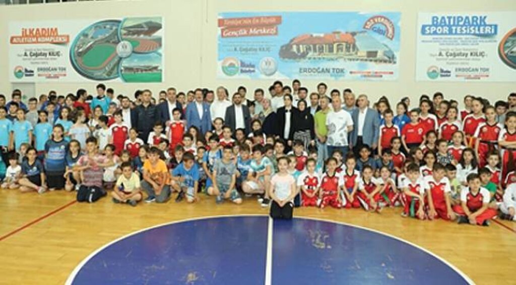 İLKADIM'DA YAZ SPOR OKULLARINA GÖRKEMLİ AÇILIŞ