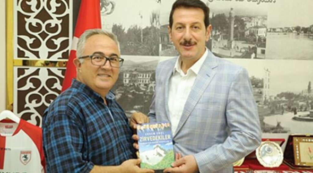 Gazeteci Erdem Erol, Tok’a Zirvedekiler kitabını hediye etti.