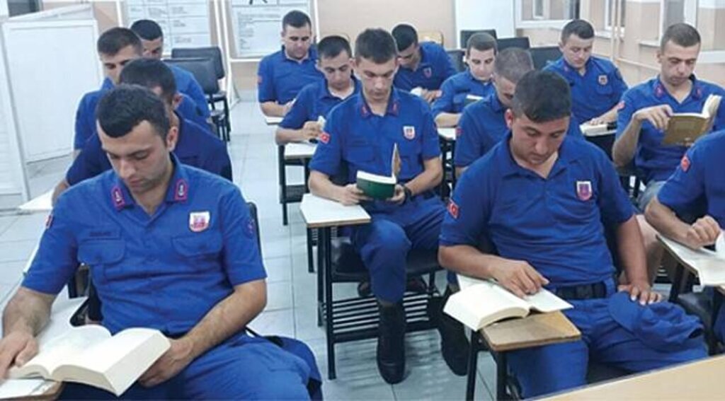 Jandarmada kitap okuyor