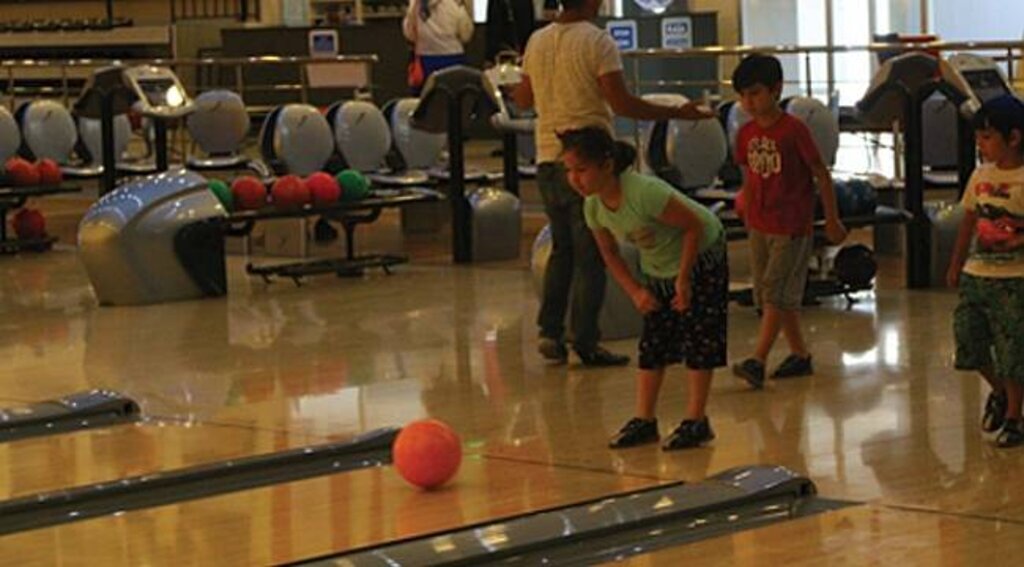 Türkiye'nin en büyük bowling salonuna yoğun ilgi