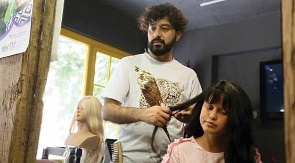 Yaptığı peruklarla kanser hastalarının yüzünü güldürüyor