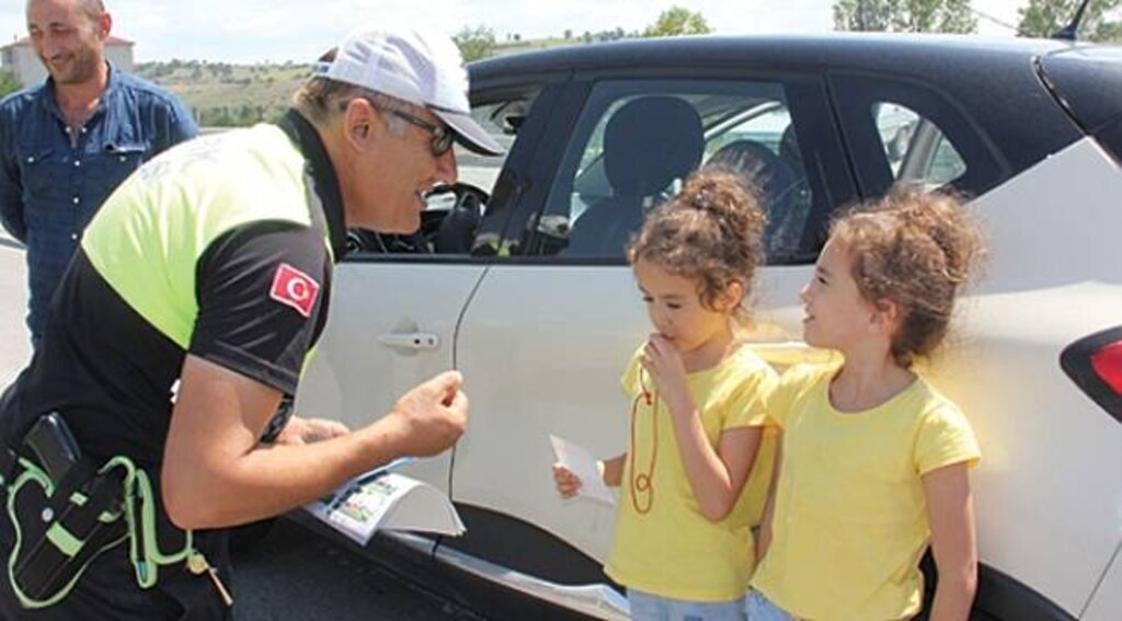 Çocuklar hatalı sürücüleri 'kırmızı düdükle' uyaracak