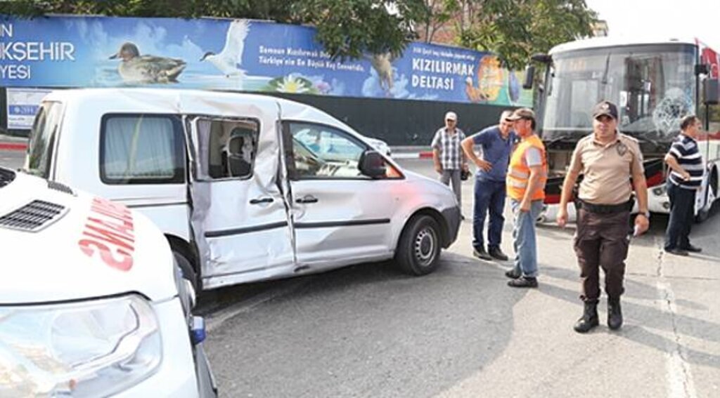 Halk otobüsü ile hafif ticari araç çarpıştı: 4 yaralı