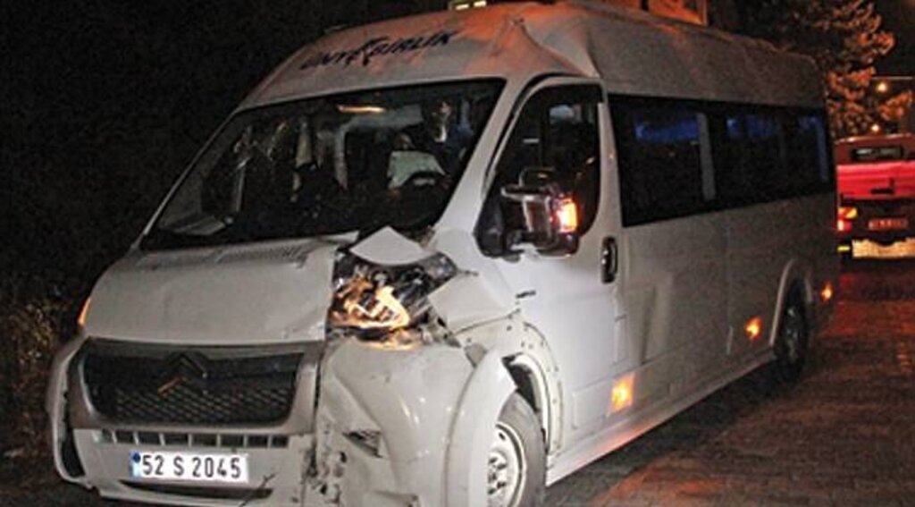 Samsun'da freni patlayan minibüs duvara çarptı: 15 yaralı