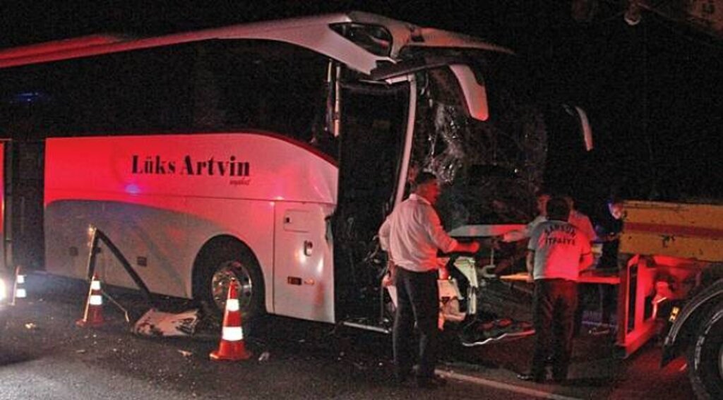 Yolcu otobüsü ile tır ile çarpıştı: 11 yaralı